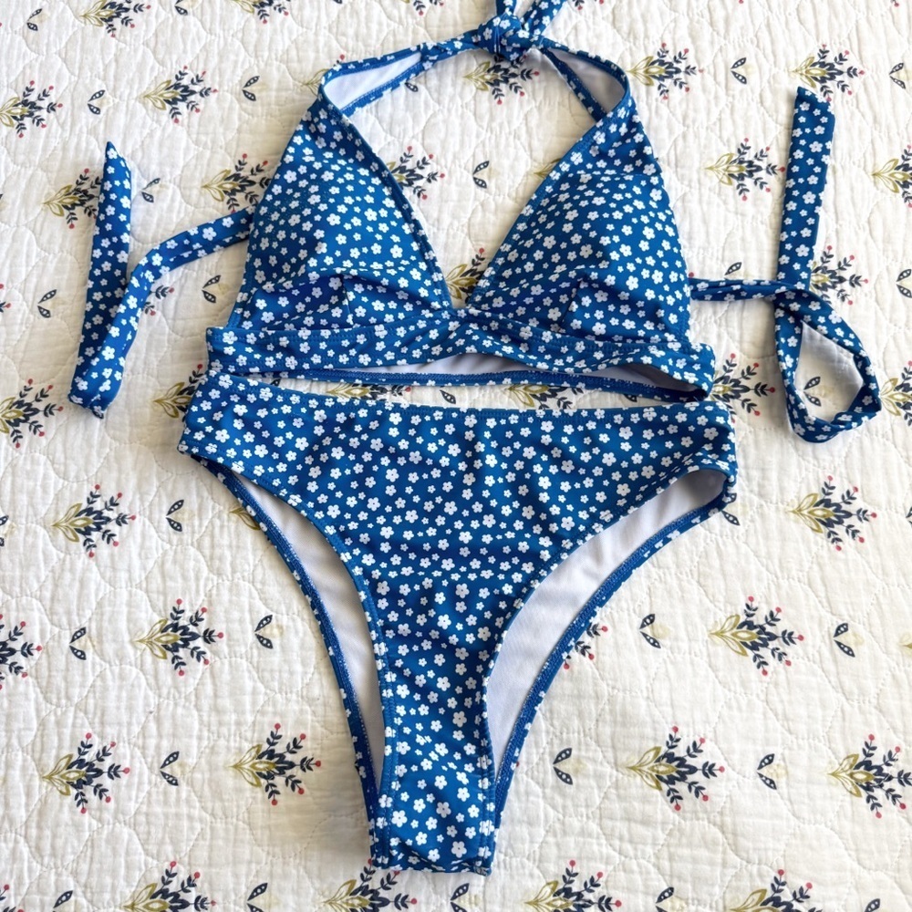 Blue & White Bikini Set High Waisted Bottom Swimwear Size Small